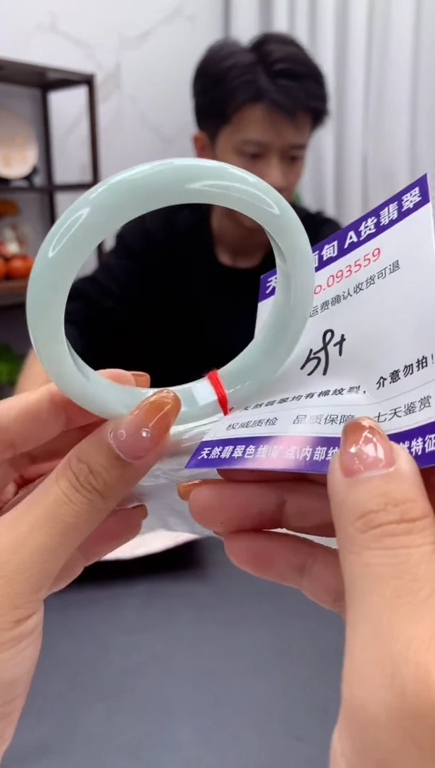 未镶嵌手镯翡翠有纹，完美者勿拍