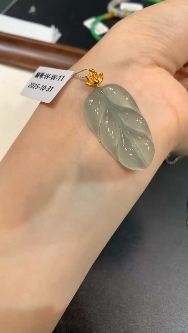 颈饰18K金镶嵌翡翠叶子