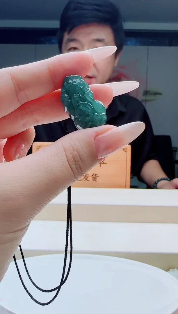 颈饰未镶嵌翡翠多样性发其中一