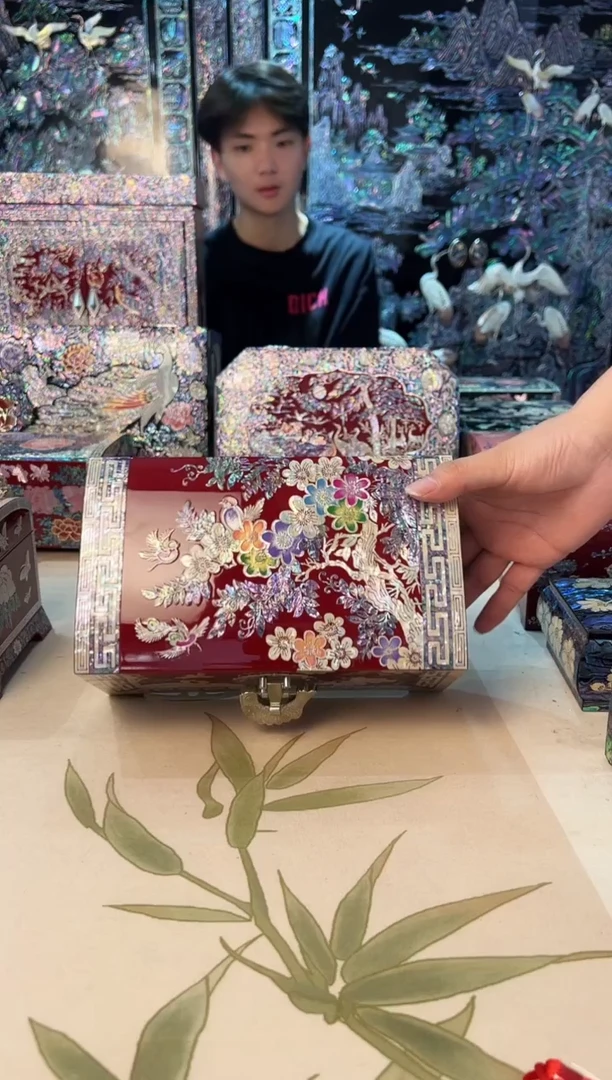 鱼锁绒布底·弘贝雅螺钿漆器文化馆