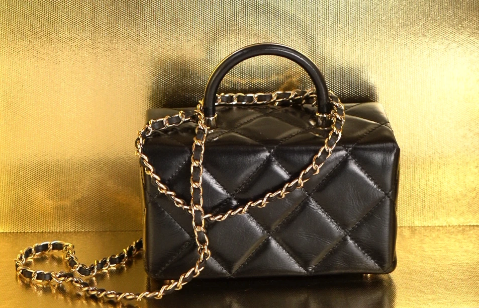 (全新未拆封）轻奢时尚高级经典潮流百搭女士包包 尺寸：20-7-13cm