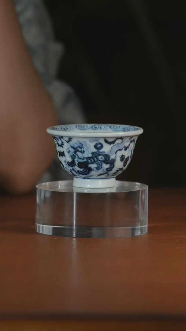 元青花双狮压手杯