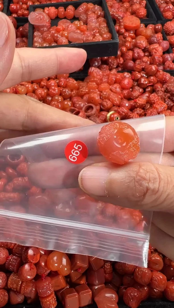 南红玛瑙未镶嵌颈饰1