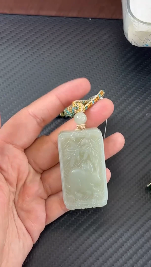 吊坠(赠链)未镶嵌和田玉且末微色差近矿吊坠
