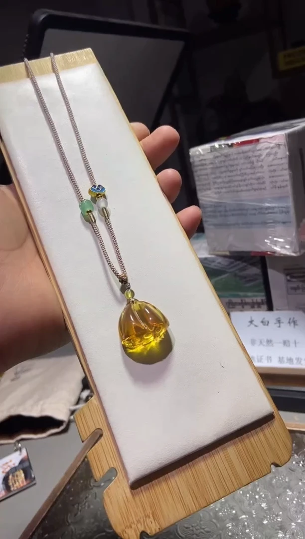 琥珀颈饰未镶嵌莲蓬