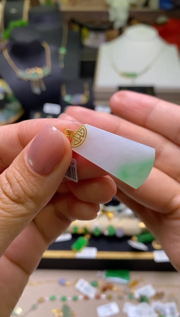 【闪购商品】翡翠颈饰18K金镶嵌净货17960