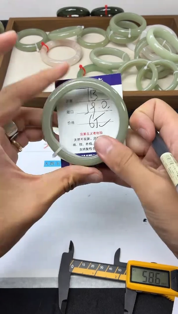 未镶嵌手镯石英质玉113