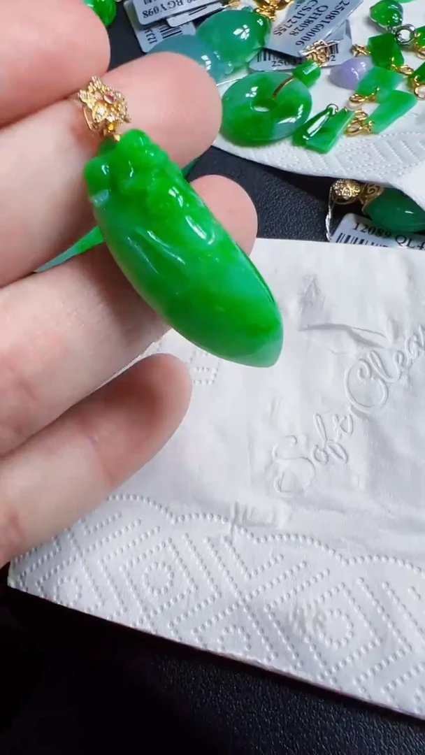 颈饰18K金镶嵌翡翠瓜