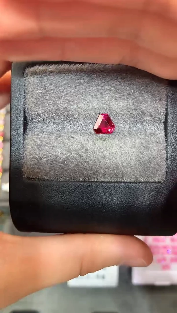 【闪购商品】定制尖晶石裸石未镶嵌盾切 红霓虹色调 1.17ct