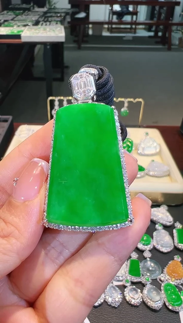 【闪购商品】翡翠吊坠(不含链)18K金镶嵌翡翠