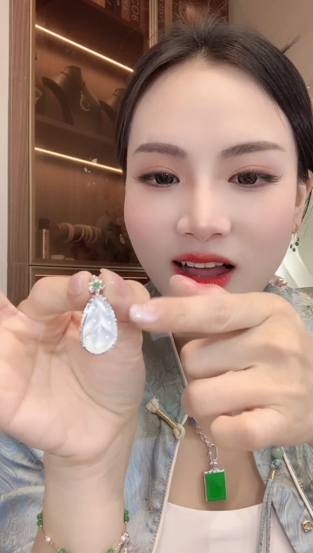 【闪购商品】翡翠吊坠(不含链)18K金镶嵌A9