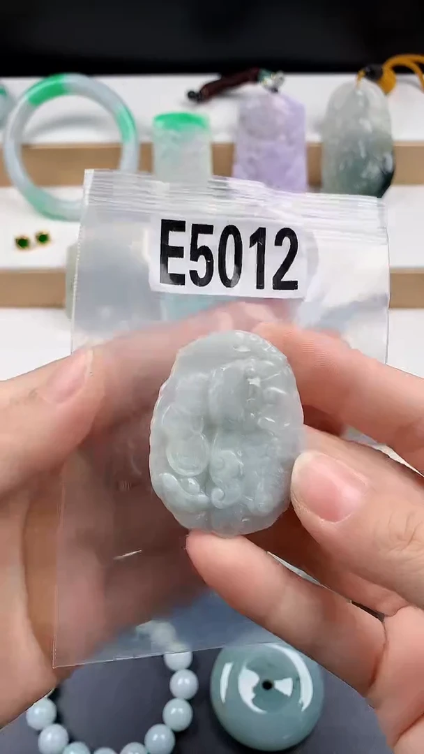 颈饰未镶嵌翡翠天然翡翠吊坠挂件