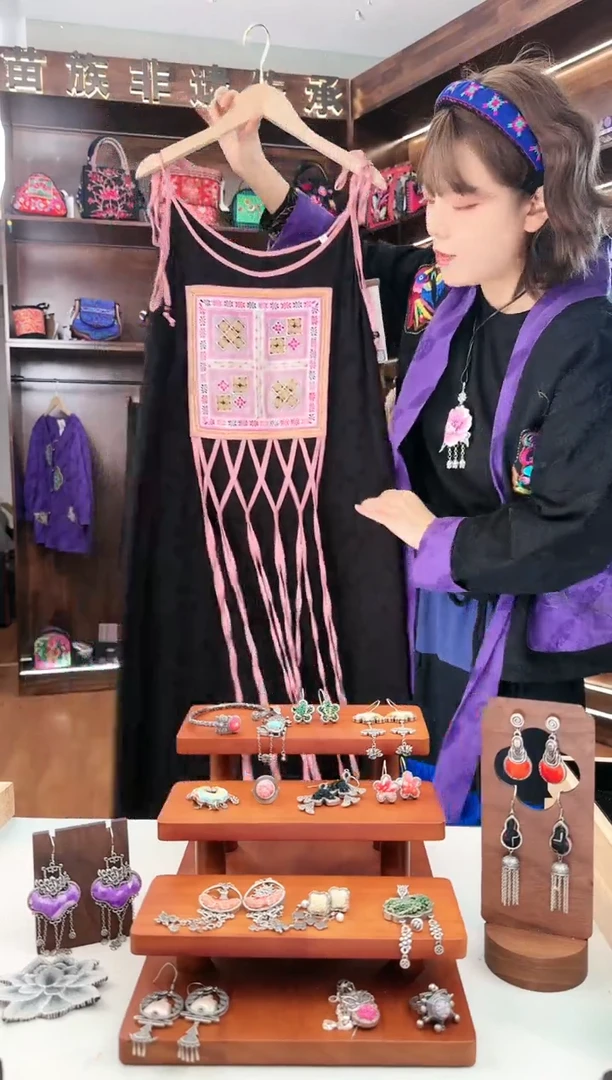 【闪购商品】织绣L31蚩梦苗族古绣