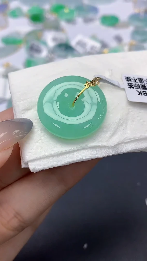 翡翠18K金镶嵌颈饰天然缅甸a货翡翠