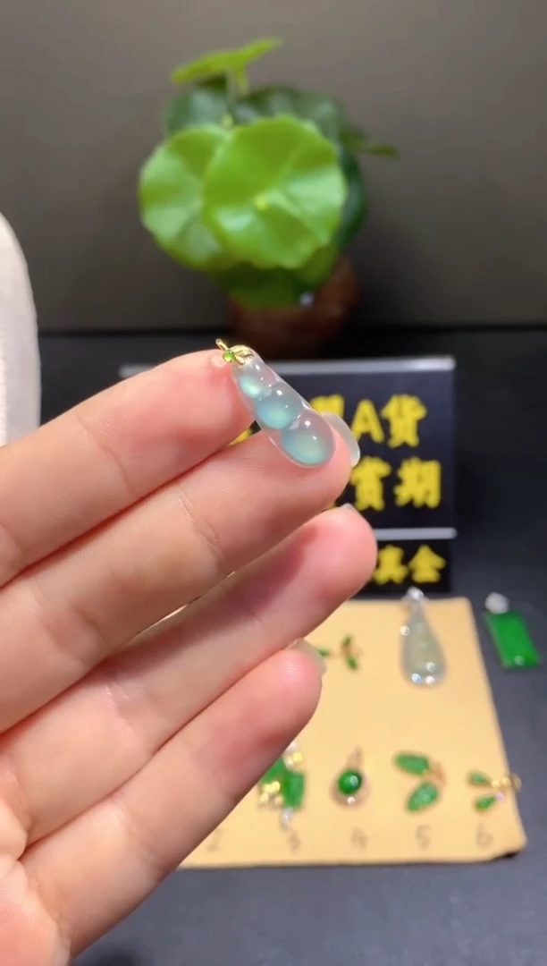颈饰18K金镶嵌翡翠翡翠A货