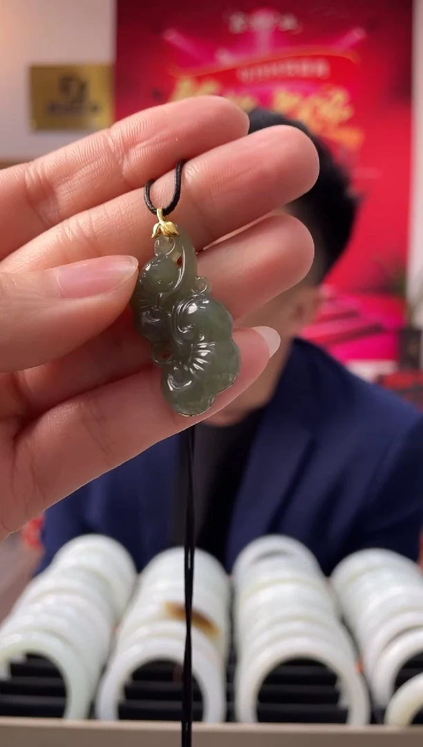 【闪购商品】和田玉颈饰18K金镶嵌沙枣青如意吊坠随机发一件