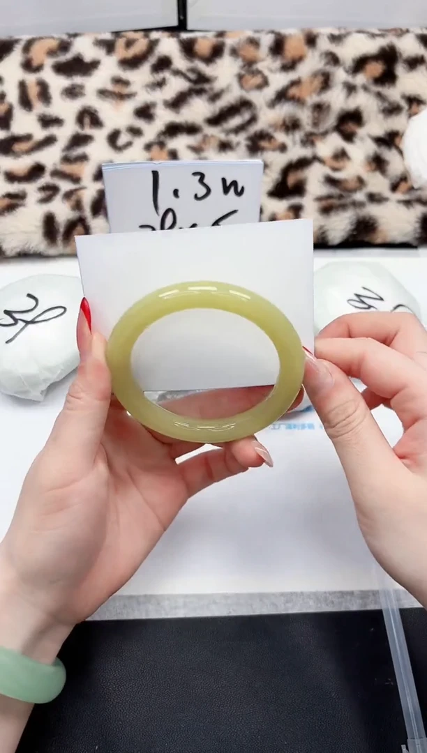 【闪购商品】石英质玉手镯未镶嵌71-58.7