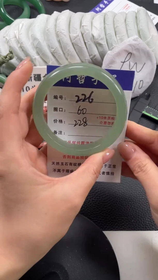 【闪购商品】石英质玉手镯未镶嵌60