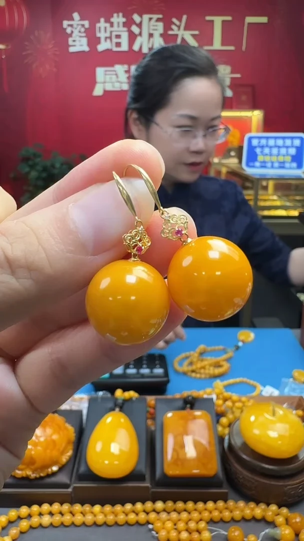 琥珀18K金镶嵌耳饰蜜蜡圆珠耳坠