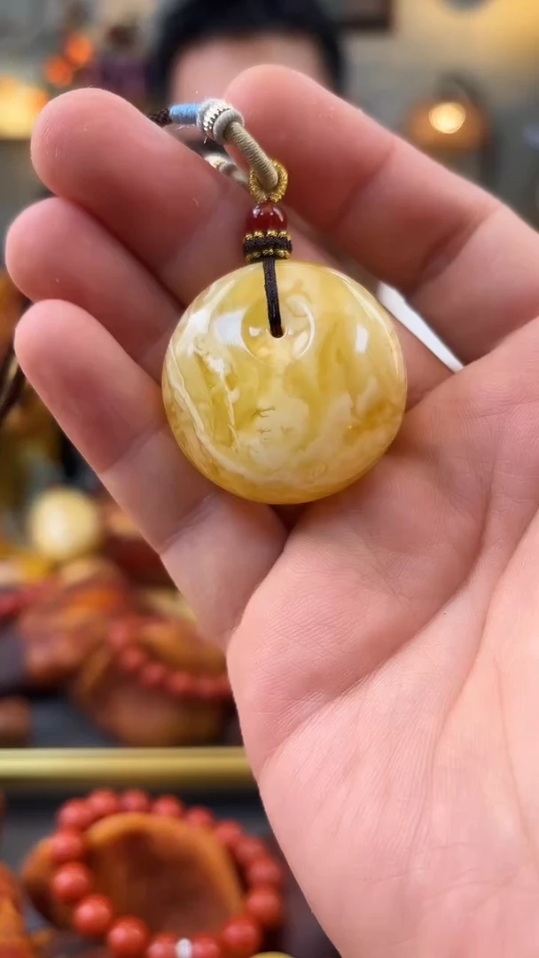 未镶嵌颈饰蜜蜡吊坠