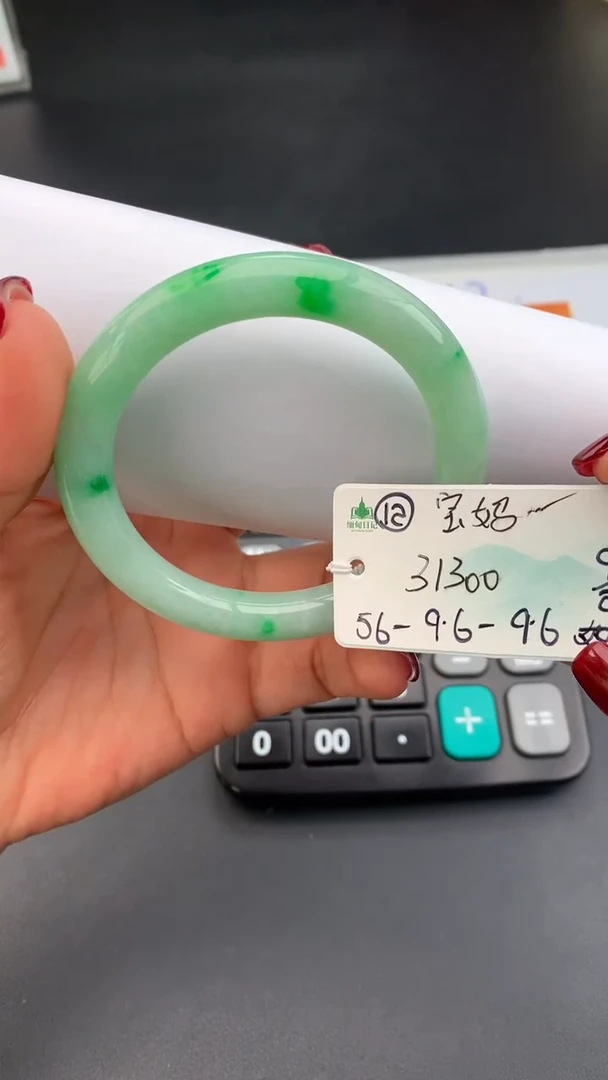 【闪购商品】翡翠手镯未镶嵌 #情人节#送礼，下单联系客服核对地址~