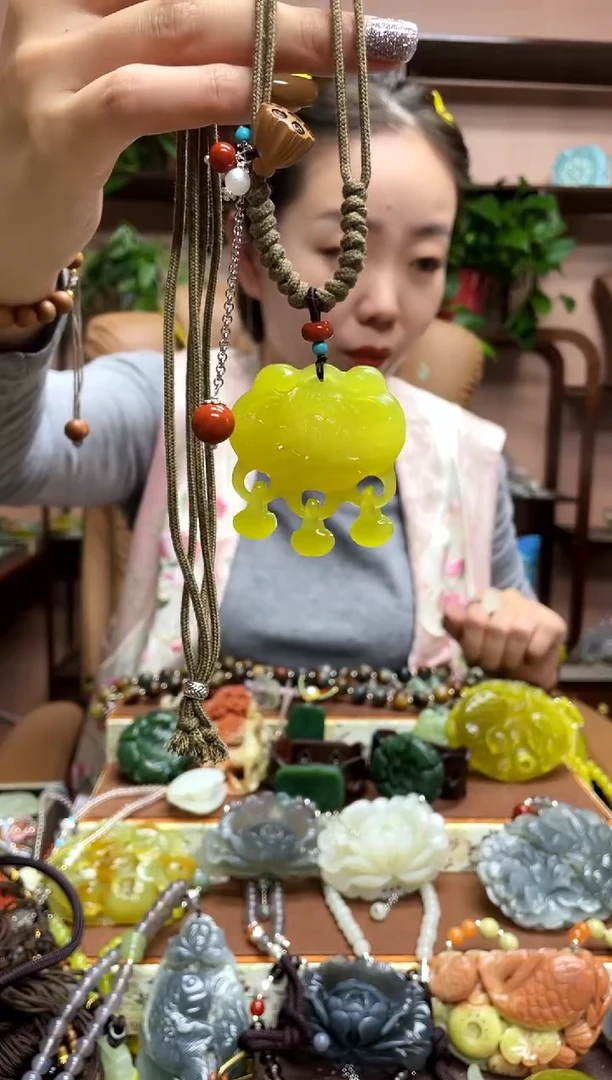未镶嵌岫玉颈饰·