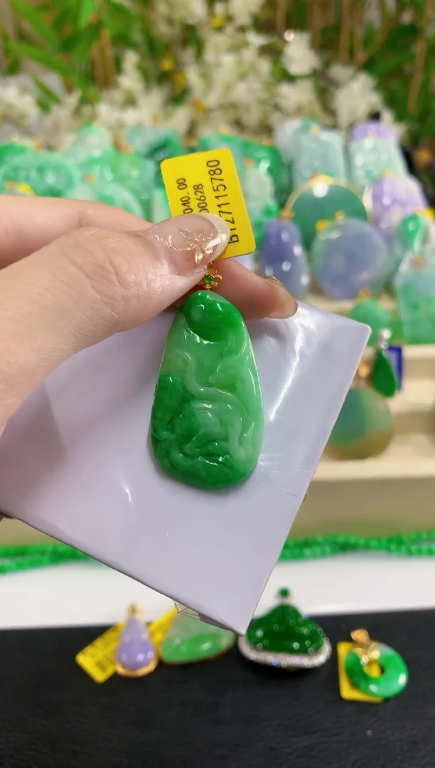 吊坠(不含链)18K金镶嵌翡翠挂件