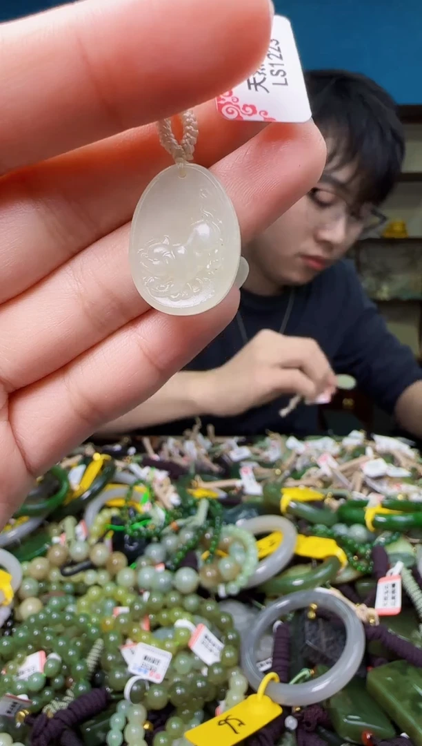 颈饰未镶嵌和田玉1