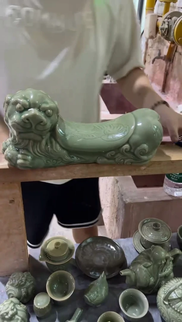 耀州窑青瓷狮狮如意枕头