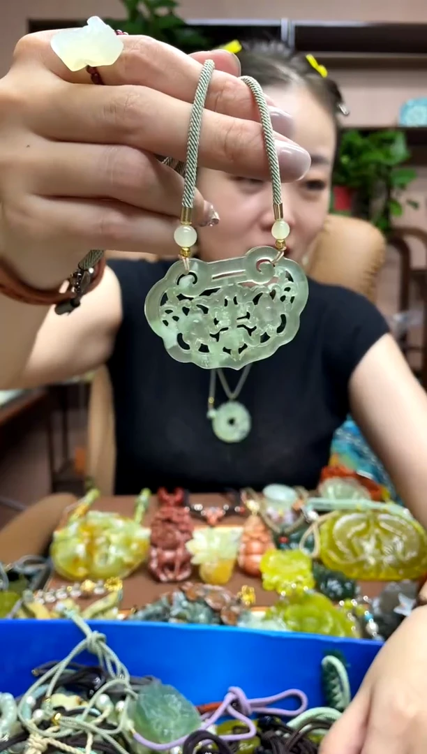 未镶嵌岫玉颈饰·