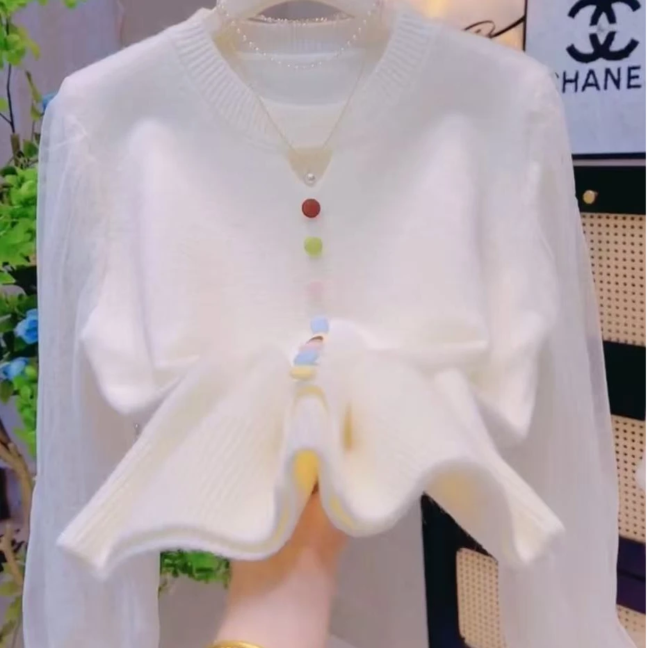 时尚韩系彩扣高级感针织衫女2025春装新款温柔风蕾丝拼接软糯上衣