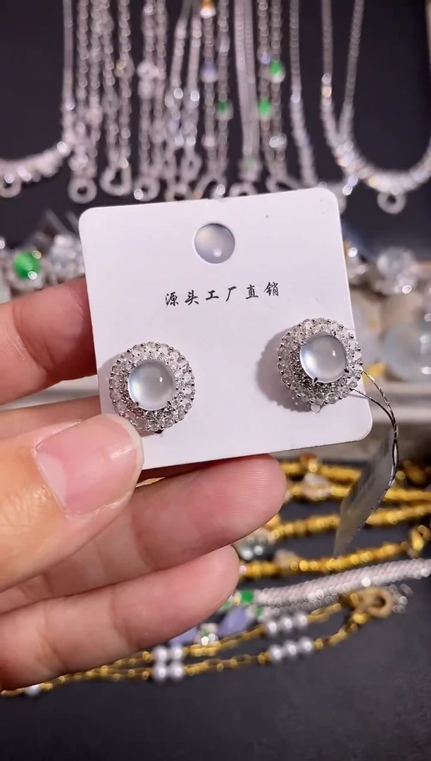 颈饰18K金镶嵌翡翠耳饰