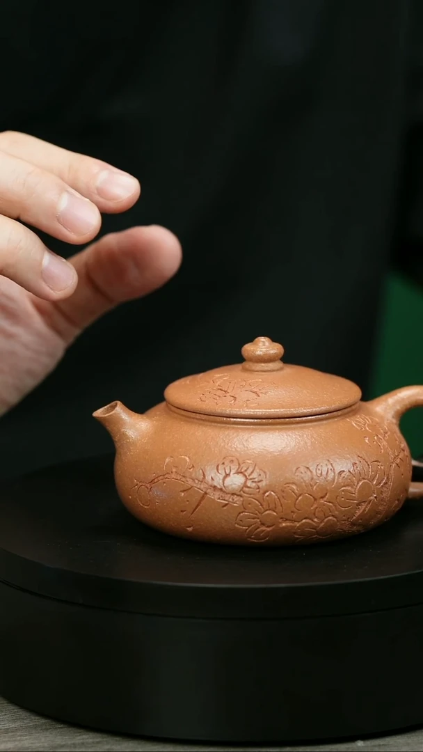 茶壶紫砂宝**?H2116陈春芬黄段刻绘寒江