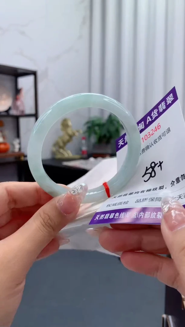未镶嵌手镯翡翠有纹，完美者勿拍