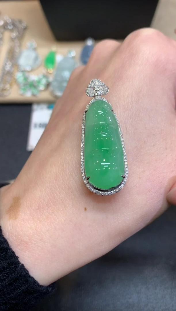 【闪购商品】翡翠颈饰18K金镶嵌福豆【无服务费】