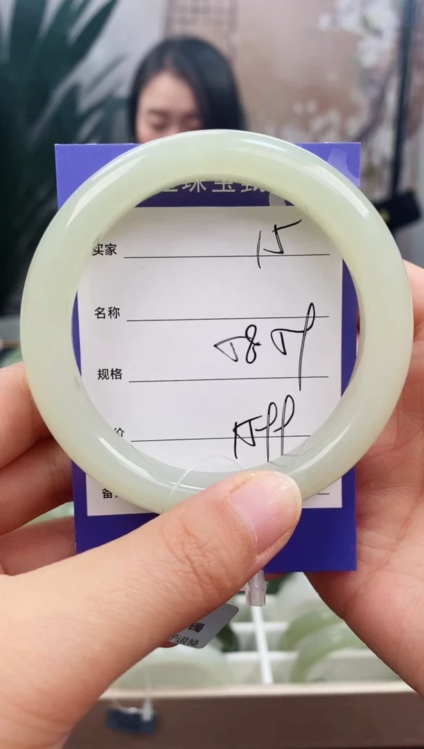 和田玉手镯未镶嵌微色差15