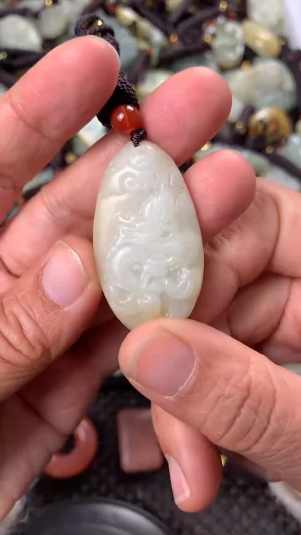 【闪购商品】和田玉颈饰未镶嵌多样性发货没有证书.拍一发一，有瑕