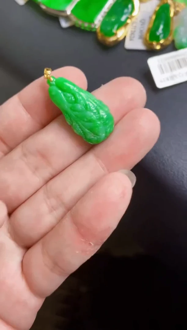 翡翠18K金镶嵌颈饰白菜
