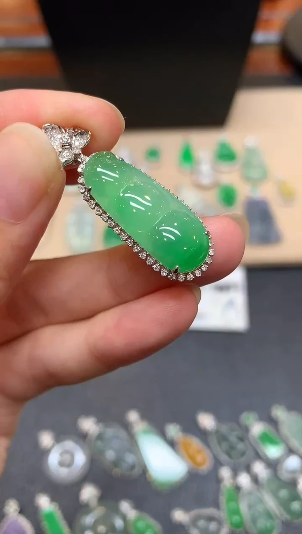 颈饰18K金镶嵌翡翠福豆【无服务费