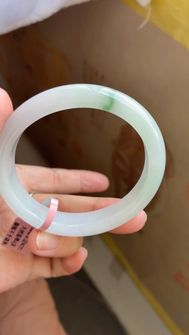 未镶嵌手镯翡翠（白底冰胶飘色）50圈戴贵妃26号