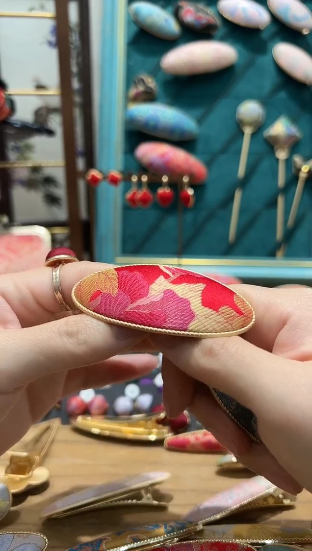 【闪购商品】【一物一拍专车】红色小号弹簧夹霜红色