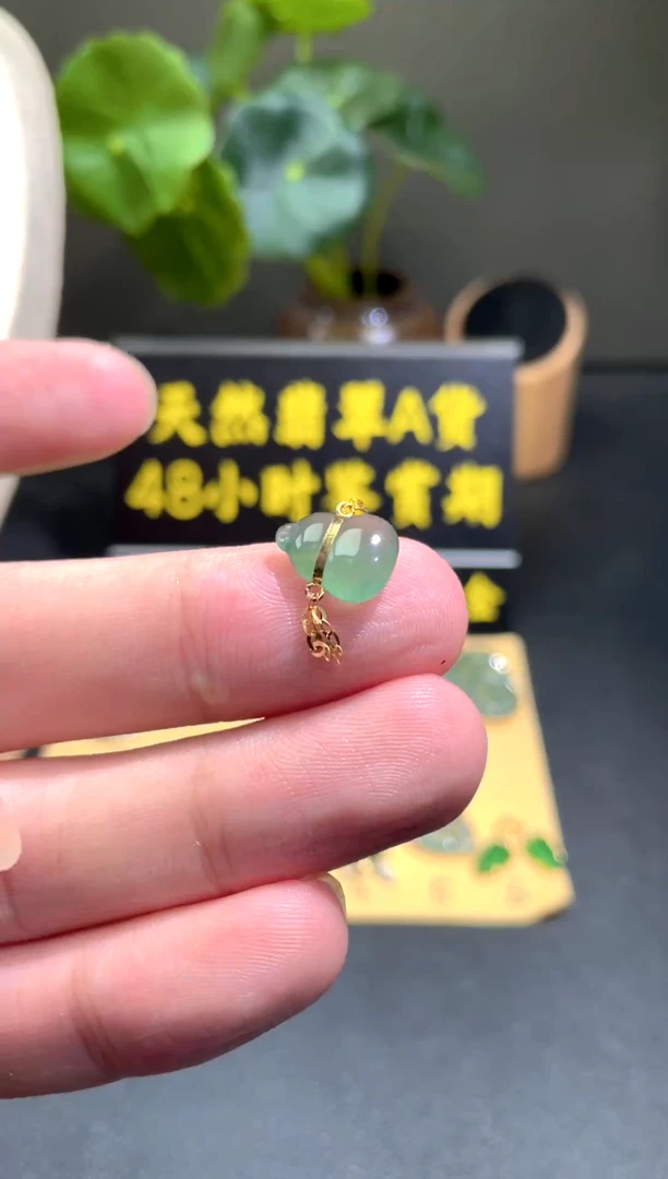 颈饰18K金镶嵌翡翠翡翠A货