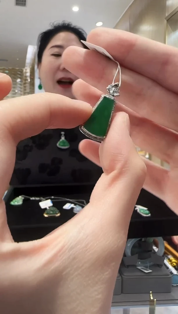 翡翠18K金镶嵌颈饰42