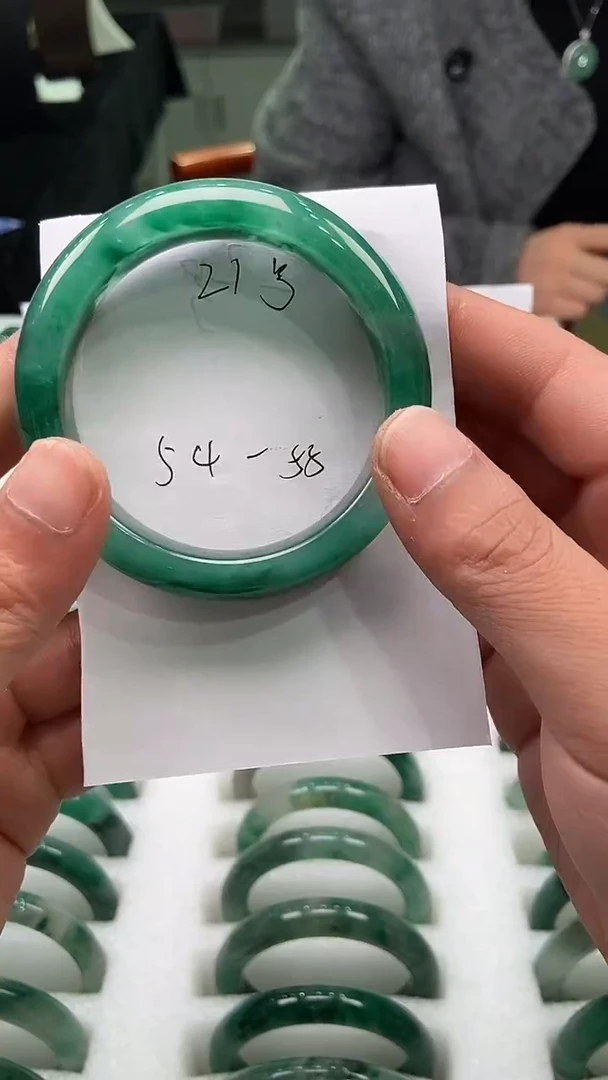 未镶嵌手镯石英质玉（非洲翠）手镯