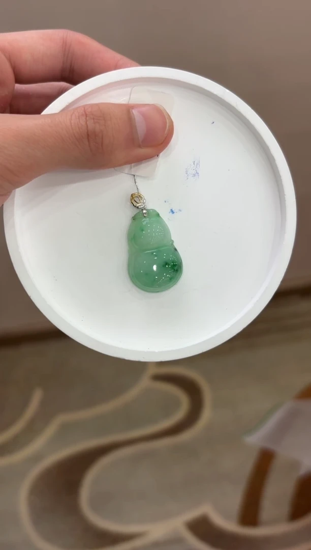 翡翠18K金镶嵌颈饰葫芦