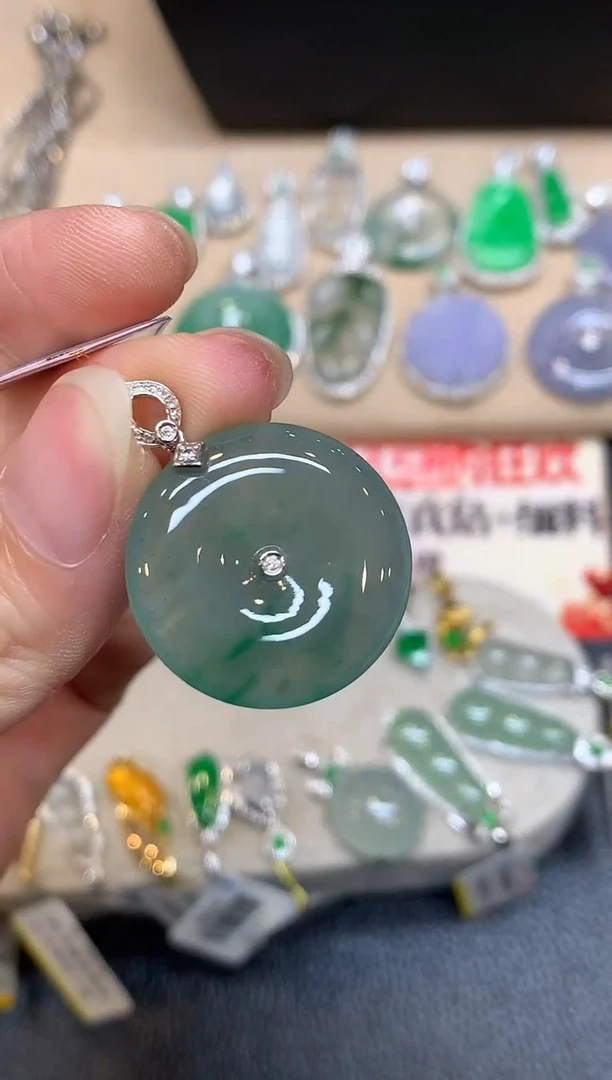 颈饰18K金镶嵌翡翠平安扣【无服务费