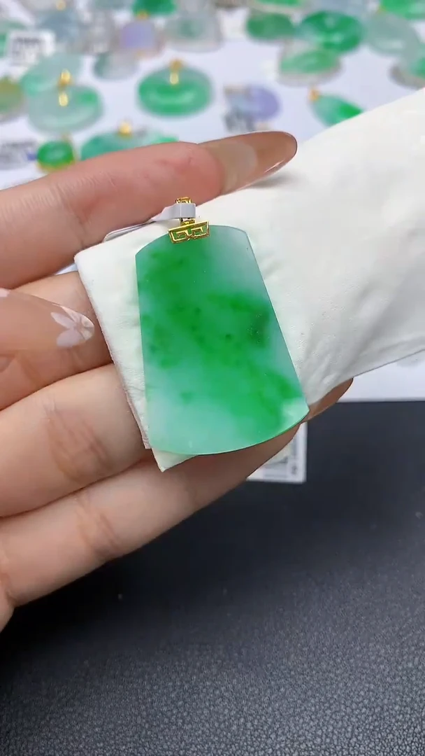 颈饰18K金镶嵌翡翠a货假一赔三支持复检百元上9元证书费自理