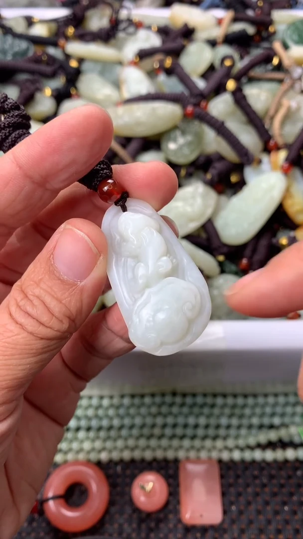 【闪购商品】和田玉颈饰未镶嵌多样性发货没有证书，拍一发一.有瑕