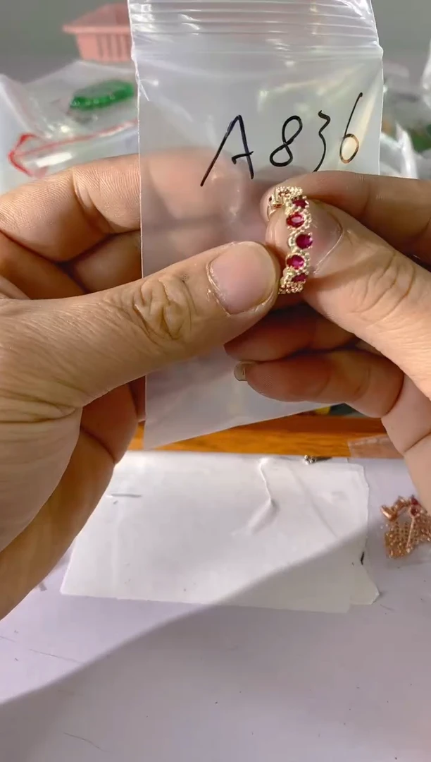 【闪购商品】水晶颈饰银S925镶嵌836红宝，蓝宝，多样性发一件赠链