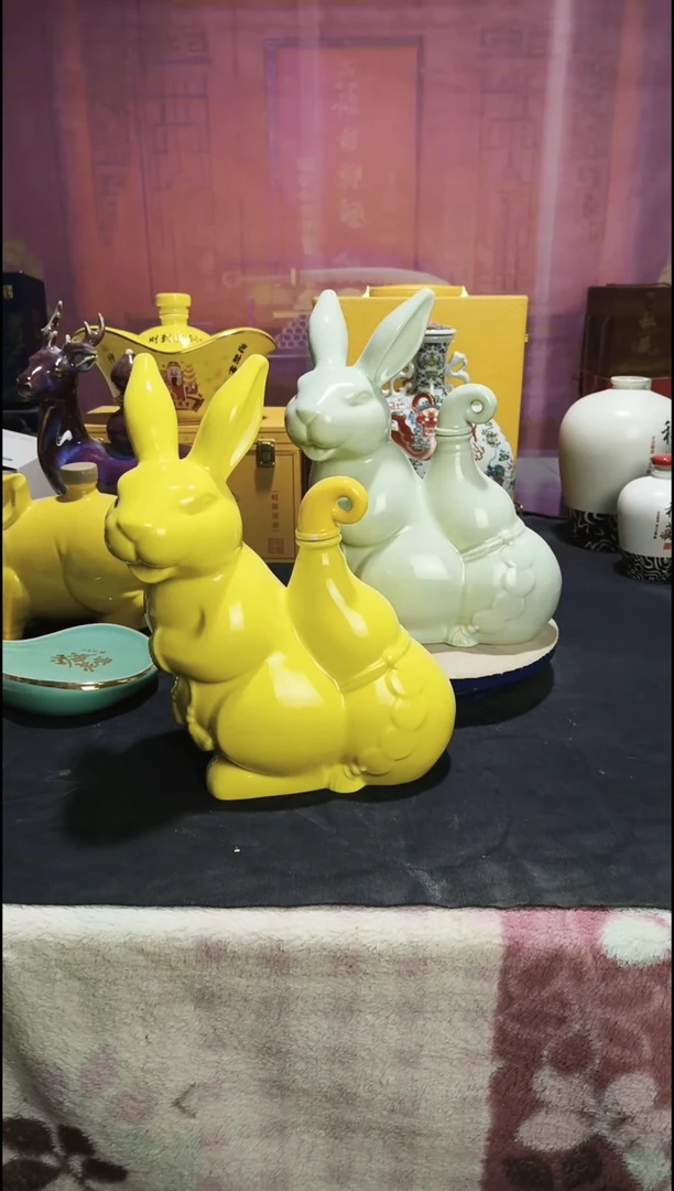 1个3斤装兔子造型陶瓷空酒瓶